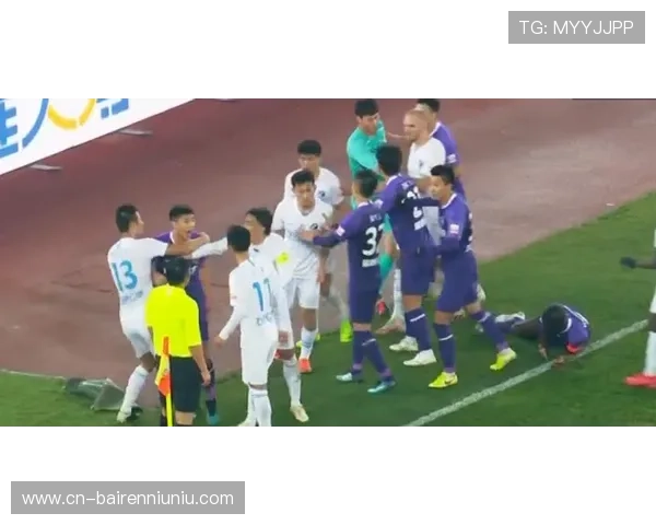 球员冲突吃黄牌，双方队长调解化解矛盾