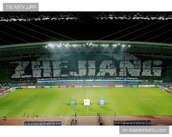 德甲花絮：门兴格拉德巴赫主场球迷巨型TIFO致敬即将退役的老将